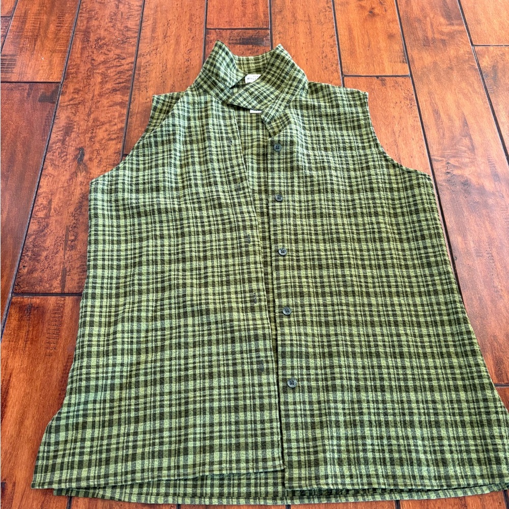 GREEN PLAID SLEEVELESS BUTTON UP